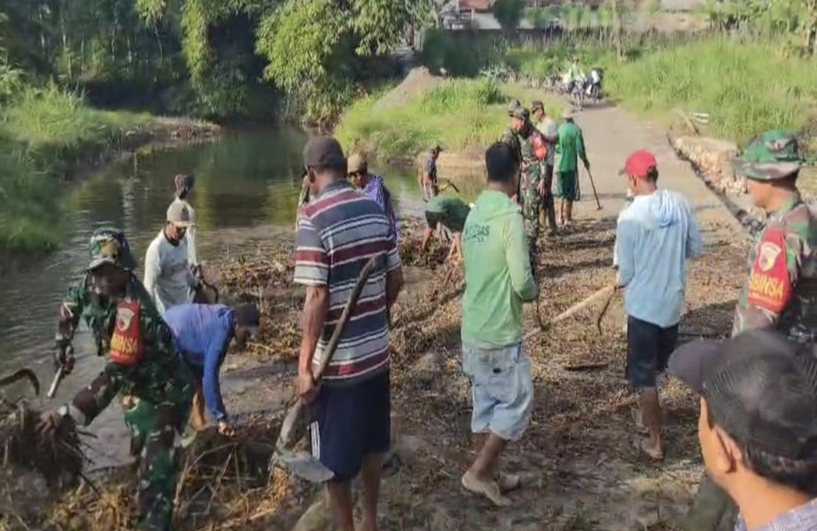 Jum’at Bersih, Babinsa Birowo Bersama Warga Kerja Bakti Bersihkan Sungai Complang