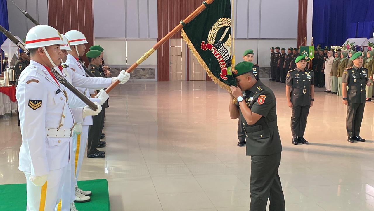 Danrem 101/Antasari Resmi Serahkan Tongkat Komando Dandim 1009/Tla Kepada Letkol Inf Adhy Irawan, S.I.P., M.H.I