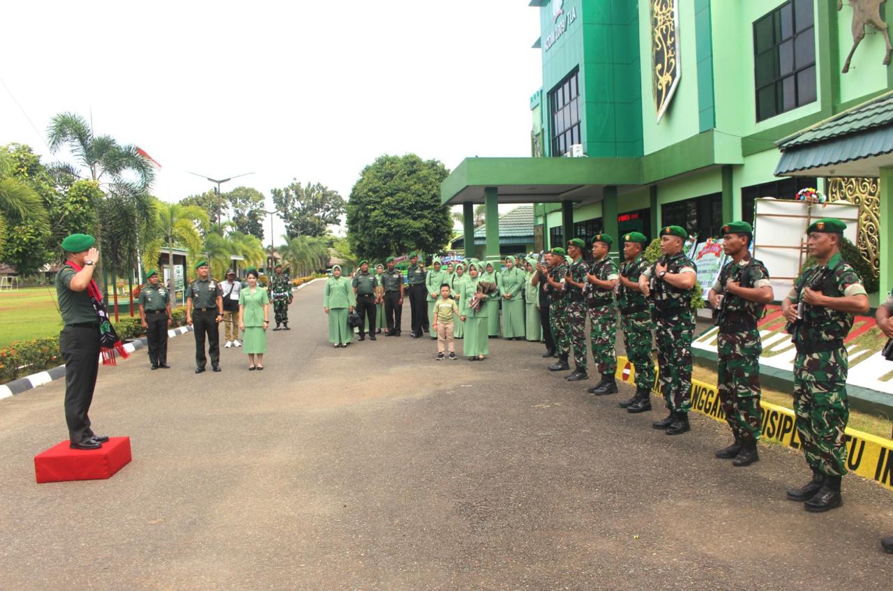 Suasana Haru Warnai Acara Tradisi Pelepasan Pejabat Lama Dandim 1009/Tanah Laut