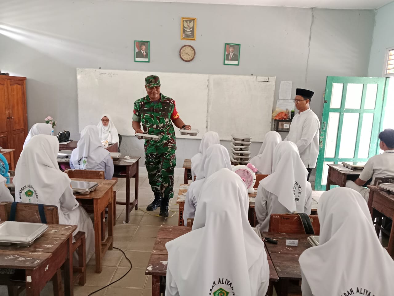 Babinsa Dampingi Penyaluran MBG di Barabai, Ribuan Siswa Terima Makanan Bergizi