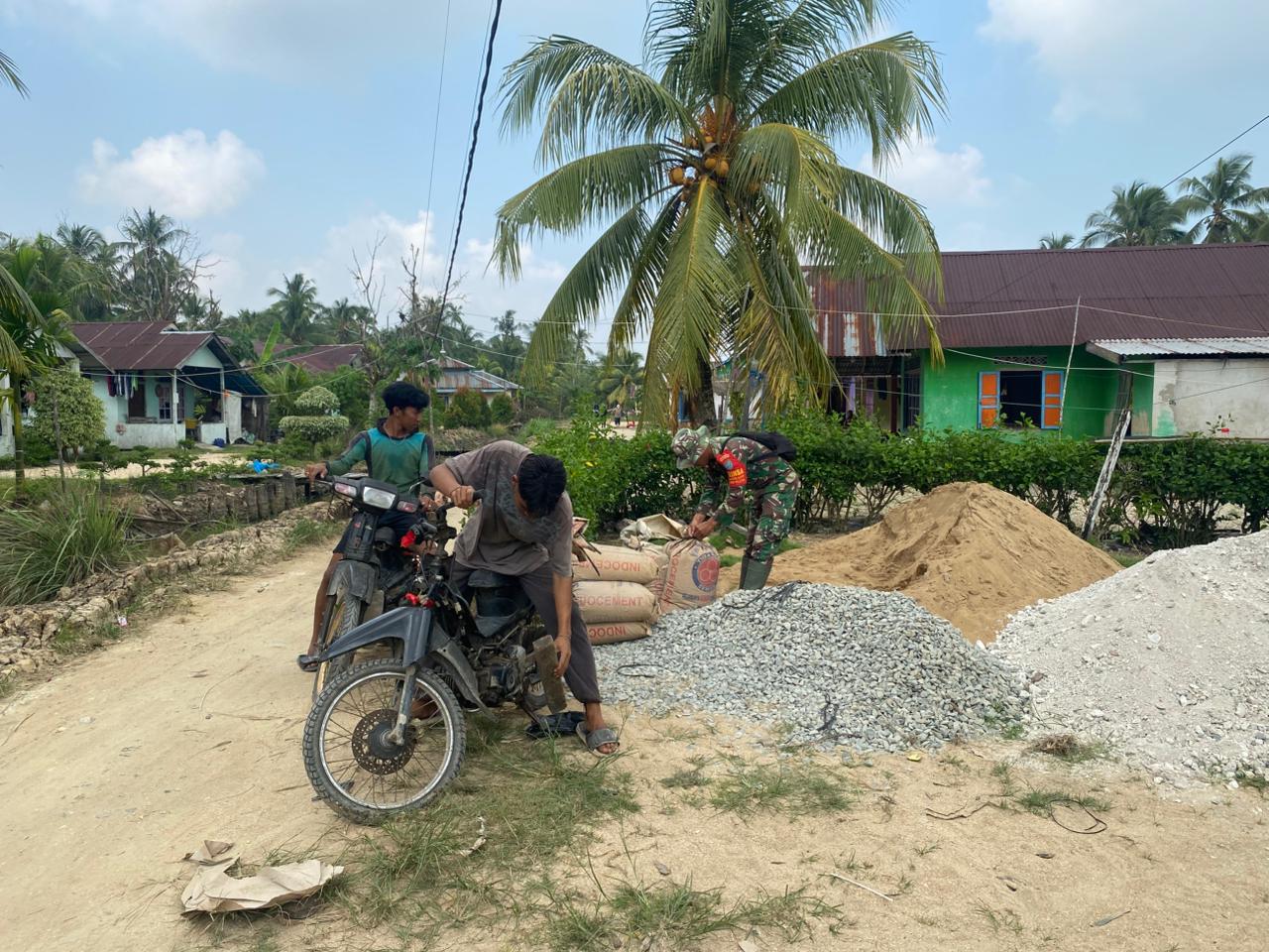 Ringangkan Beban Warga, Babinsa Jawai Laut Bantu Warga Angkut Material Untuk Bangun Rumah