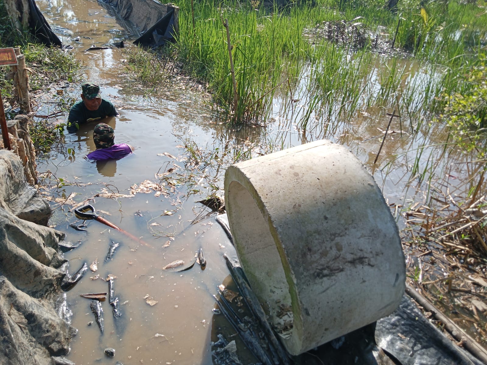 Akhir Pekan, Satgas TMMD ke-125 Tetap Semangat Bangun Gorong-Gorong Bersama Warga Kuin Kecil