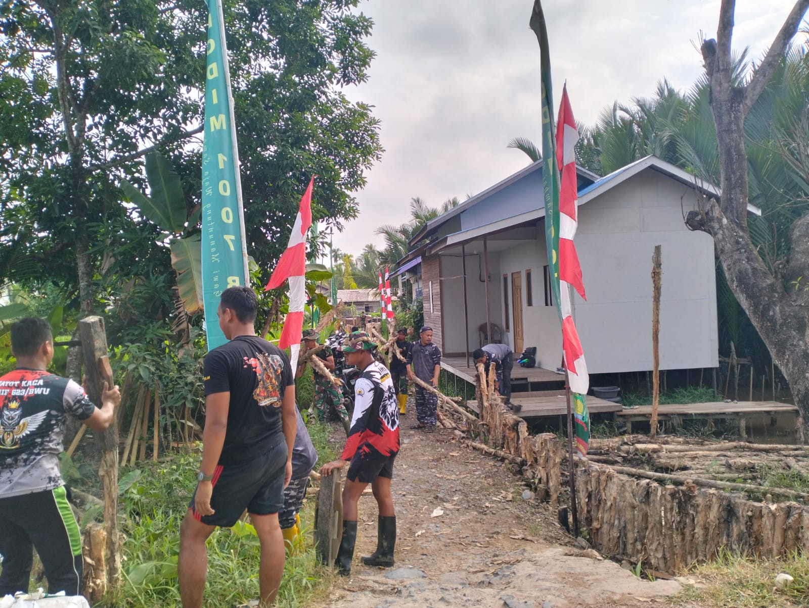 Satgas TMMD ke-125 Kodim 1007/Banjarmasin dan Warga Gotong Royong Pasang Siring Jalan