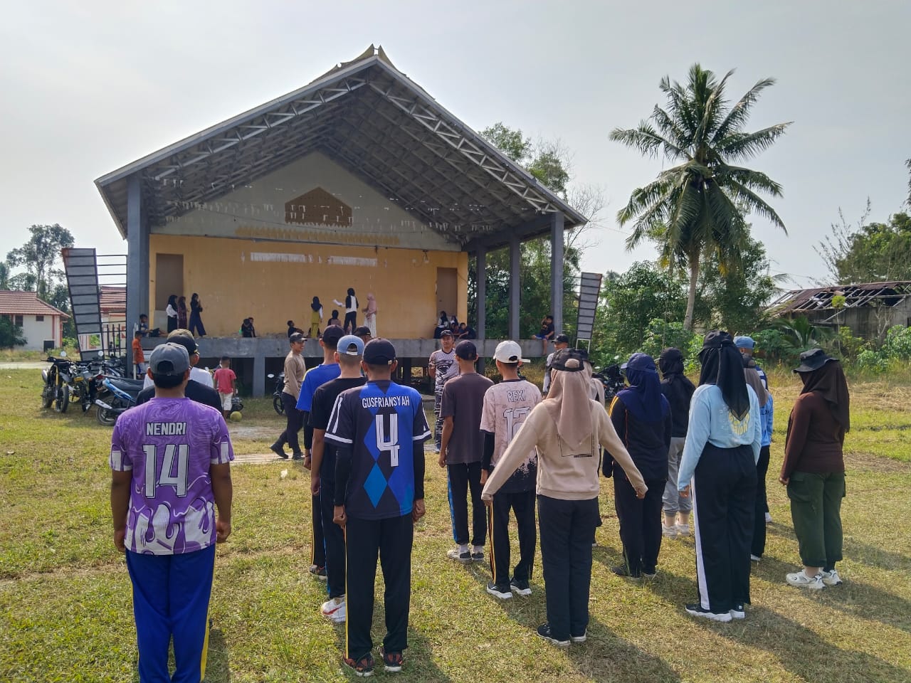 Anggota Koramil 08/Paloh Latih Paskibraka Tingkat Kecamatan