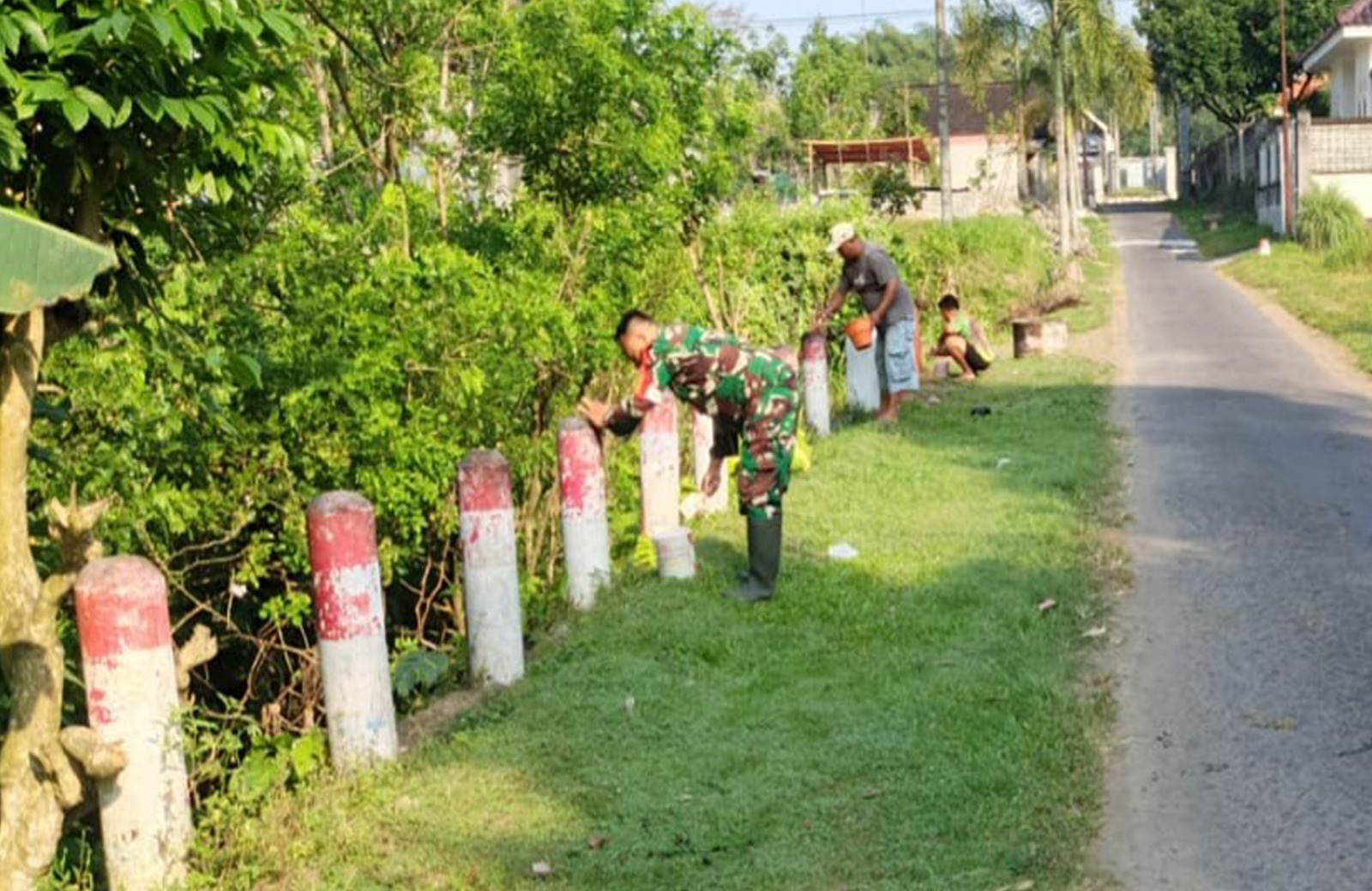 Babinsa Dan Warga Desa Kotes Gelar Kerja Bakti Sambut HUT RI Ke-80 Dengan Semangat Gotong Royong