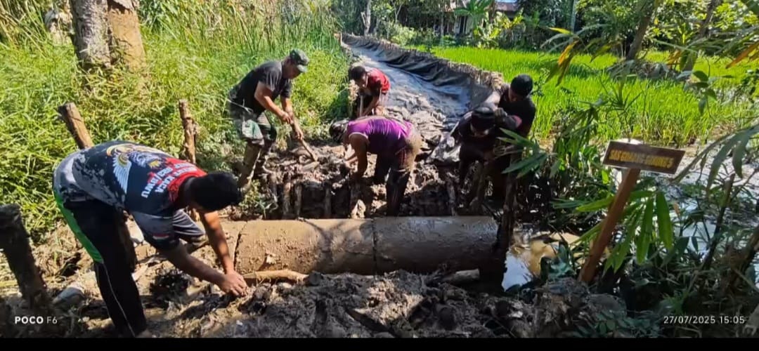 Berjibaku dengan Lumpur, Satgas TMMD ke-125 Kodim 1007/Banjarmasin Pasang Gorong-Gorong Bersama Warga