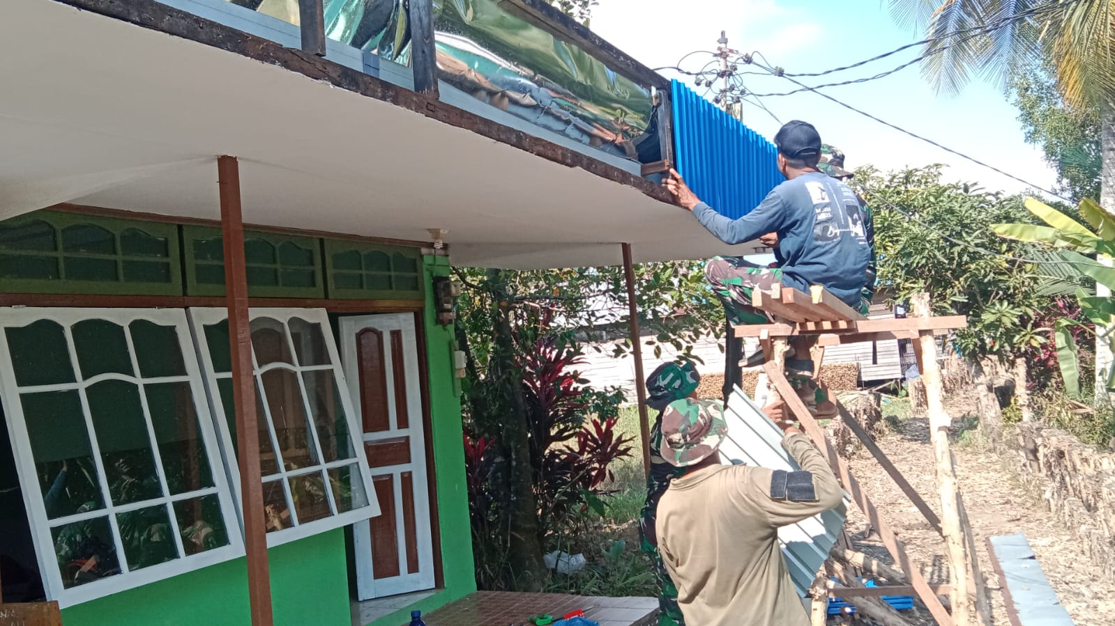 Satgas TMMD ke-125 Kodim 1007/Banjarmasin Lanjutkan Rehab Musholla Nurul Huda Bersama Warga