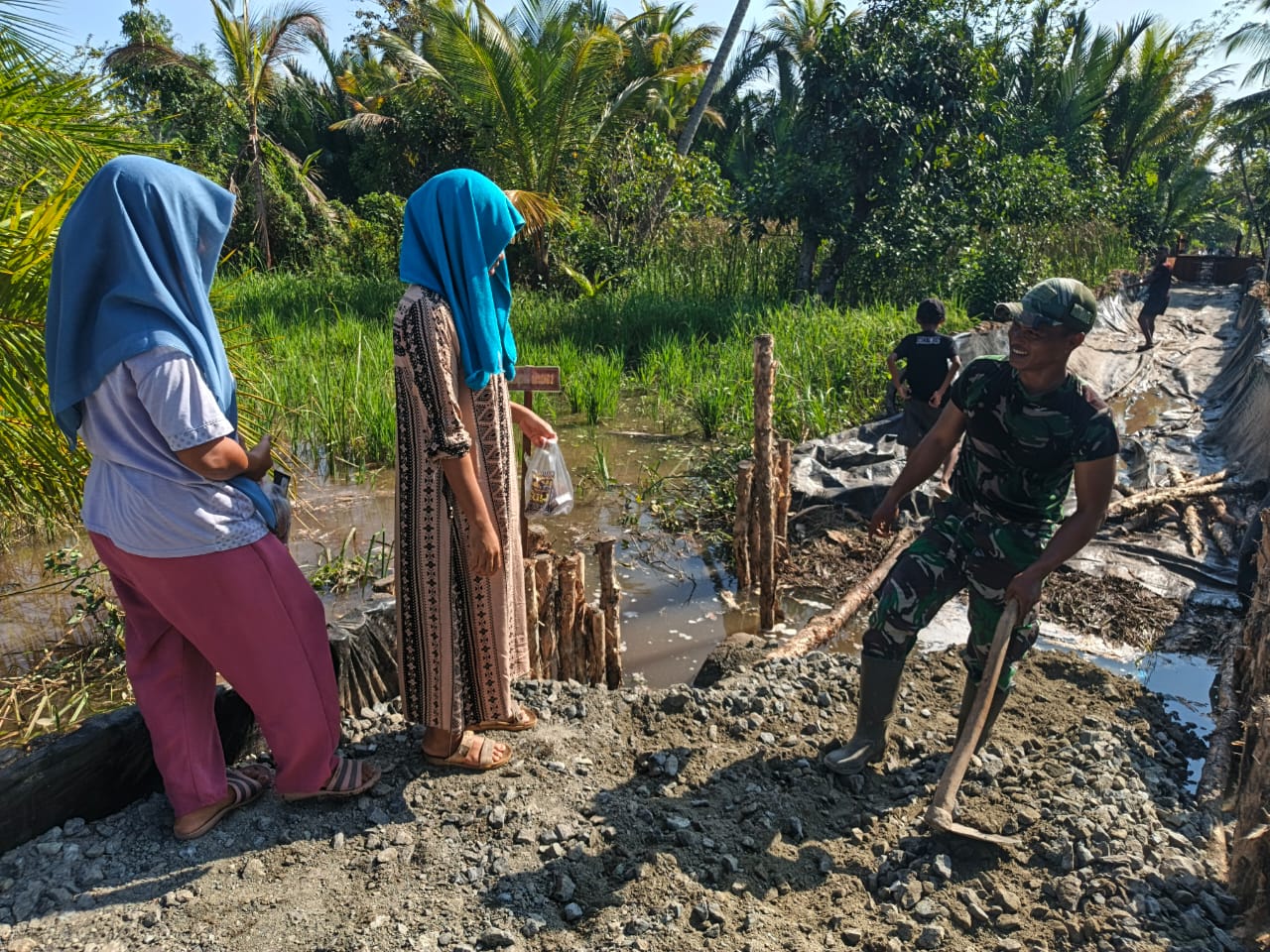Warga Mantuil Sambut Hangat Program TMMD ke-125 Kodim 1007/Banjarmasin, Emak-Emak Antarkan Buah Tangan untuk Satgas