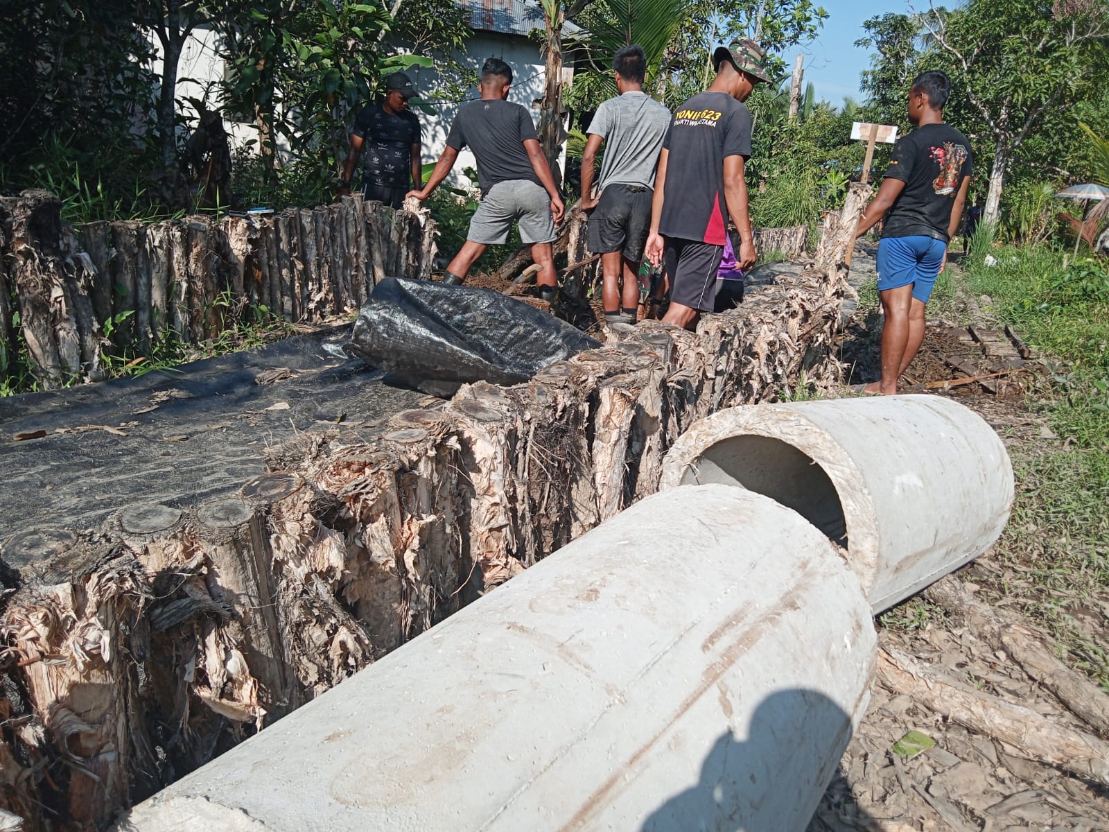 Pemasangan Gorong-Gorong di Lokasi Ketiga, Satgas TMMD Kodim 1007/Banjarmasin Tetap Semangat Meski Berjibaku dengan Air