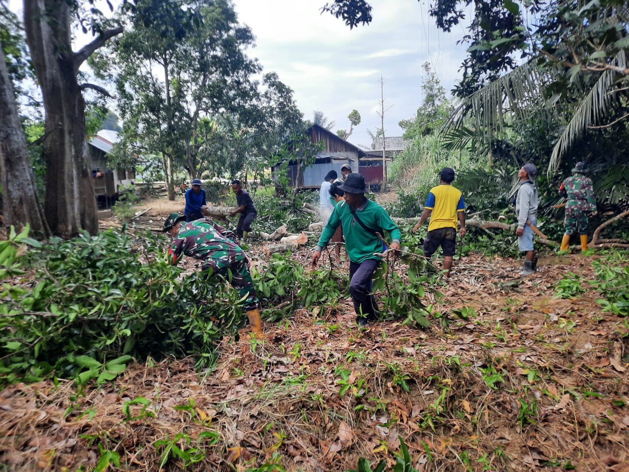 Koramil Labuan Amas Utara Gandeng Warga Kasarangan Bersihkan Sungai
