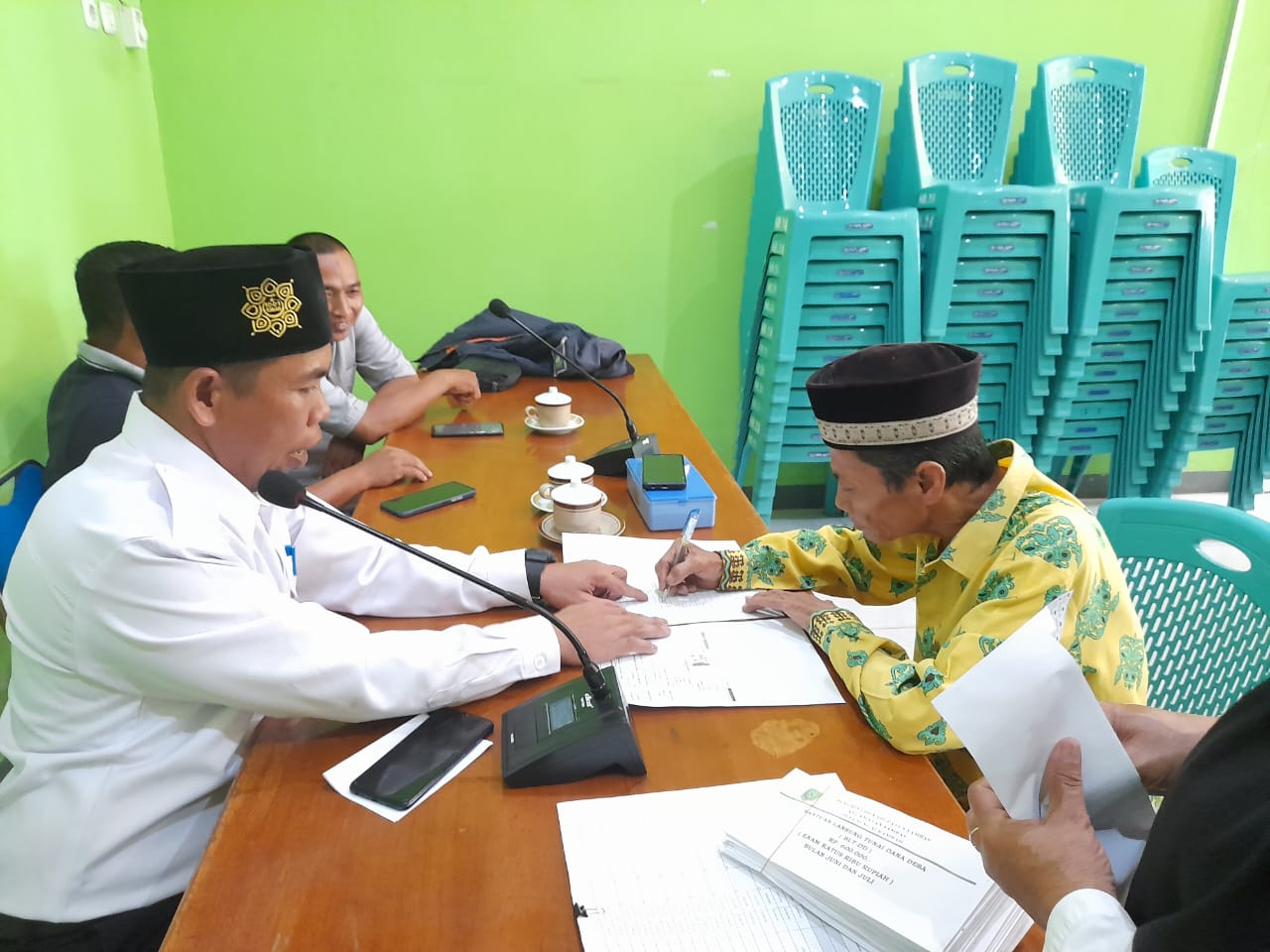 Wujud Peran Aktif Di Wilayah, Babinsa Semangau Dampingi Penyaluran Bantuan Langsung Tunai Dana Desa