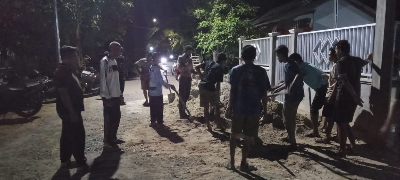 Satgas TMMD ke-125 Kodim 1007/Banjarmasin dan Warga Mantuil Gotong Royong Timbun Halaman Masjid