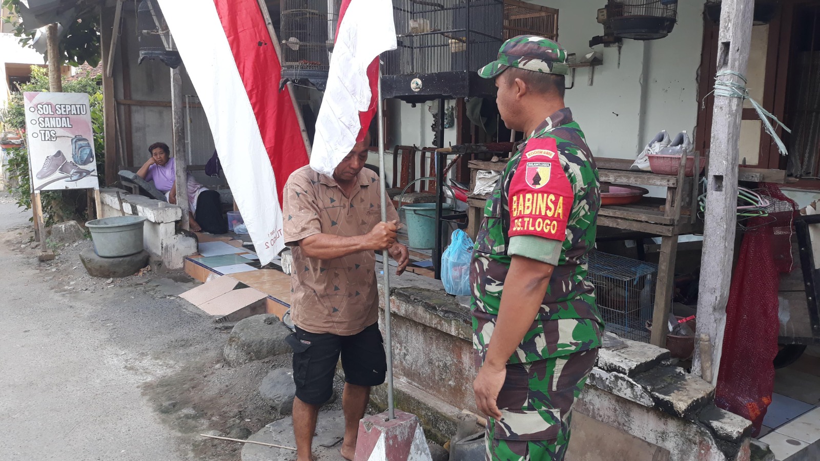 Babinsa Beserta Perangkat Desa Tlogo, Ajak Warga Kibarkan Merah Putih Sambut HUT RI ke-80, Wujudkan Semangat Nasionalisme