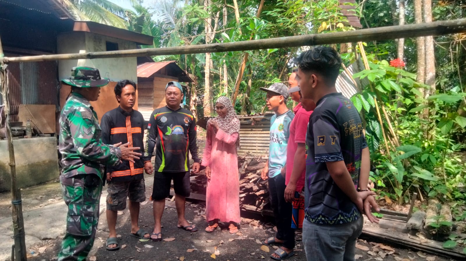 Babinsa Koramil 1008-06/Banua Lawas – Pugaan Bersama BPBD Laksanakan Sosialisasi Karhutla di Desa Pugaan