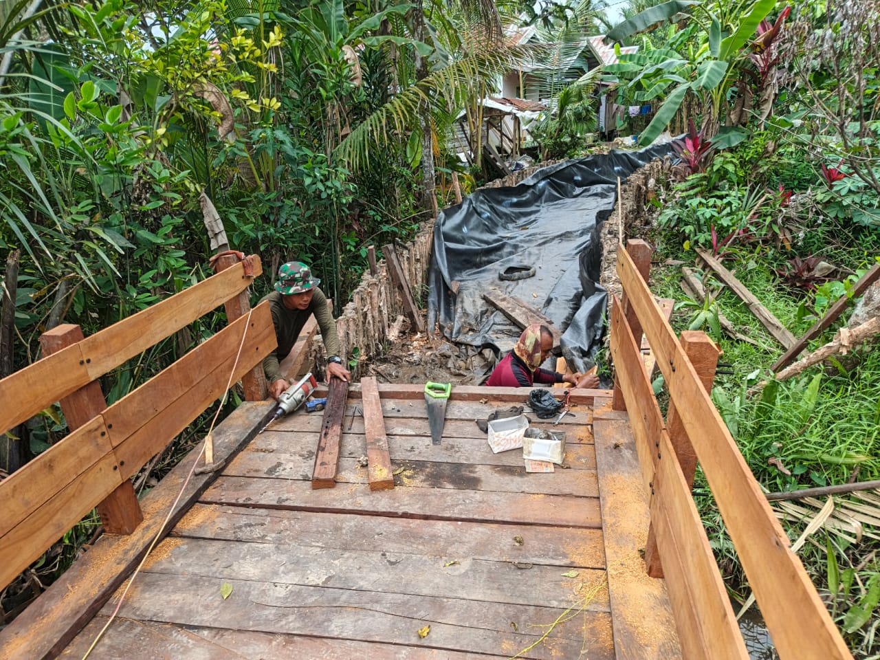 Akhir Pekan, Satgas TMMD ke-125 Kodim 1007/Banjarmasin Tetap Kebut Perbaikan Jembatan di Kuin Kecil