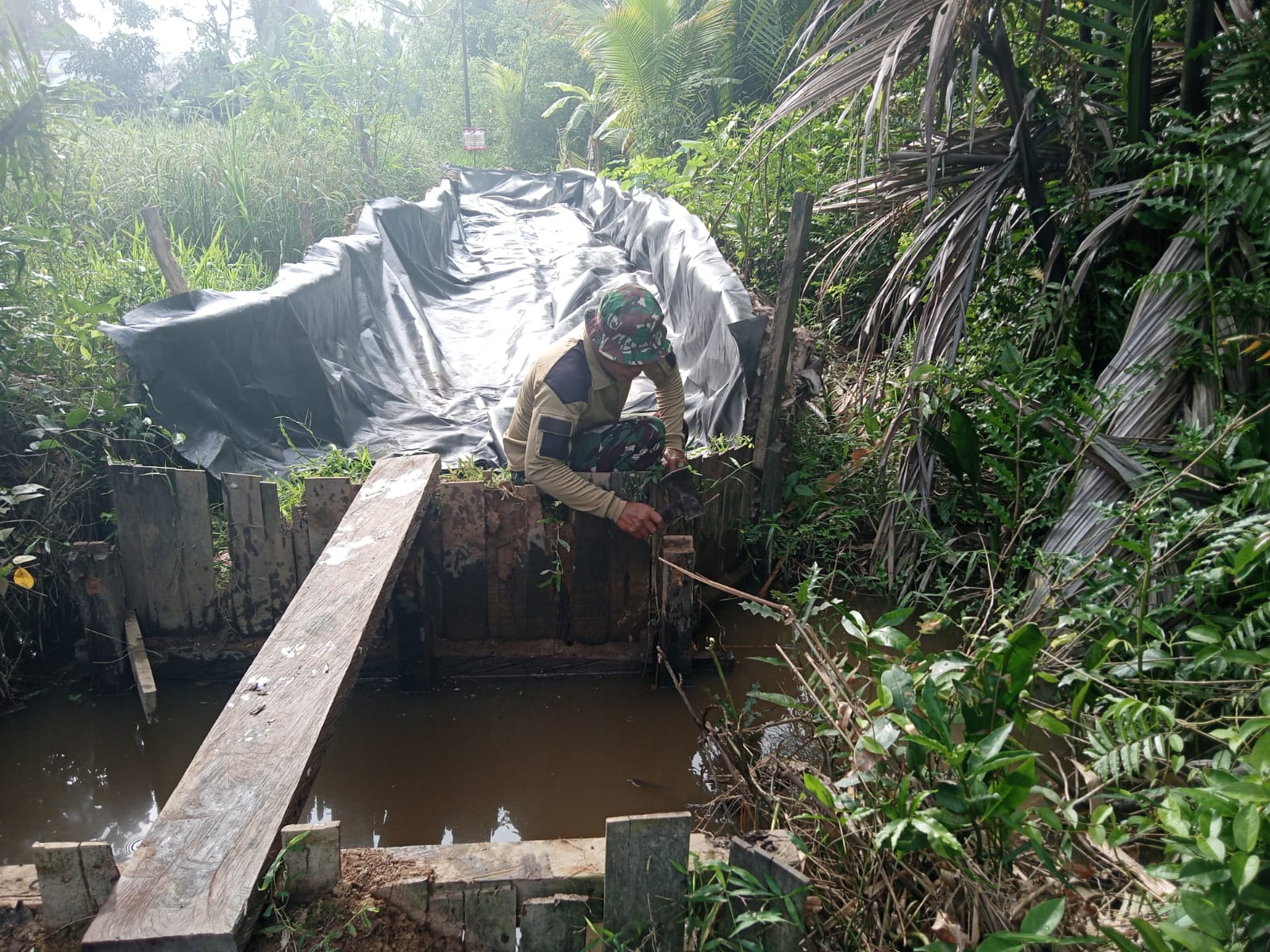 Satgas TMMD ke-125 Kodim 1007/Banjarmasin Lanjutkan Pemasangan Siring Jembatan di Kuin Kecil