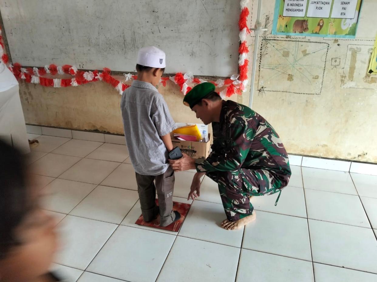 Babinsa Koramil 1009-05/Kurau Dampingi Petugas Kesehatan Melaksanakan Kegiatan Program Bulan Imunisasi Anak