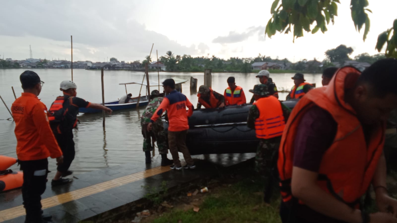 Kodim 1208/Sambas Gelar Latihan Gladi Lapang Evakuasi Korban Bencana Alam Banjir
