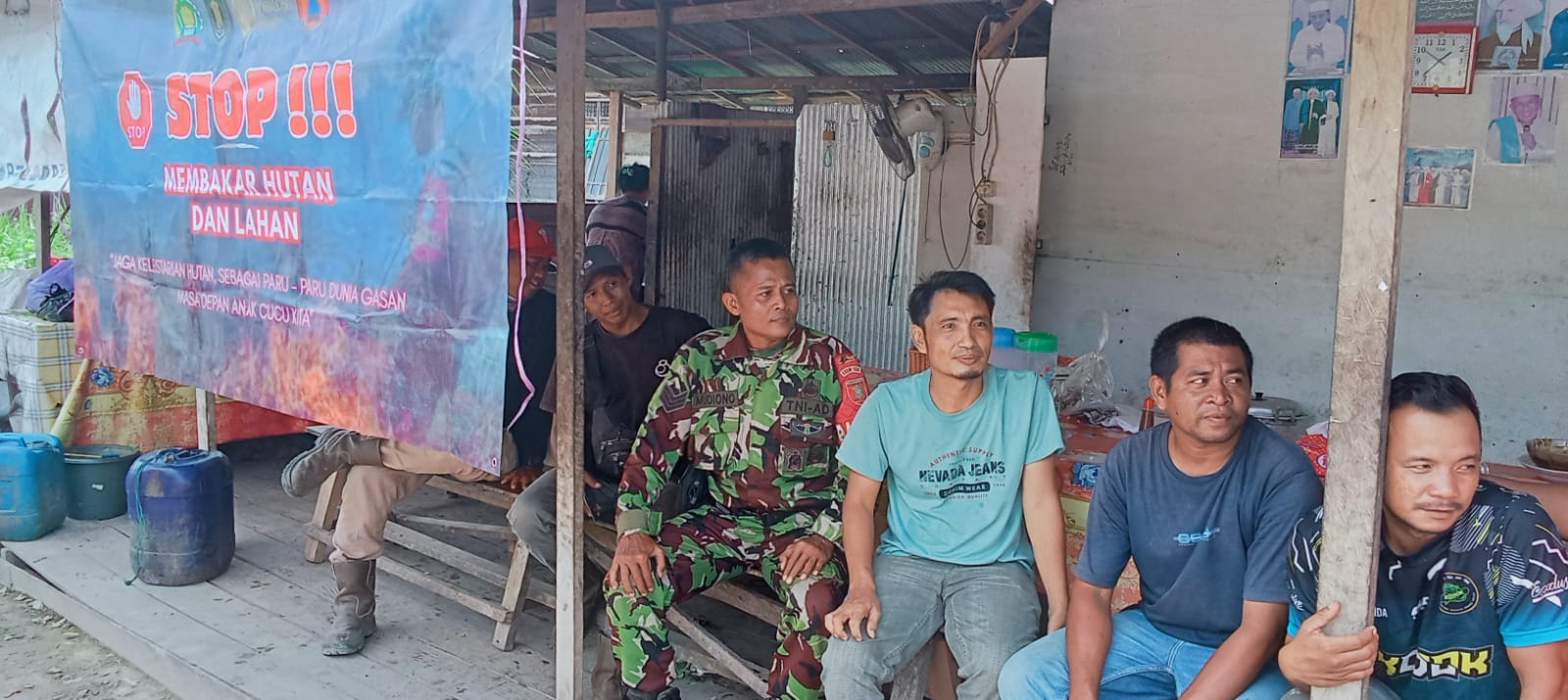Tingkatkan Kesadaran Lingkungan, Babinsa Koramil 1008-05 Sosialisasikan Bahaya Karhutla