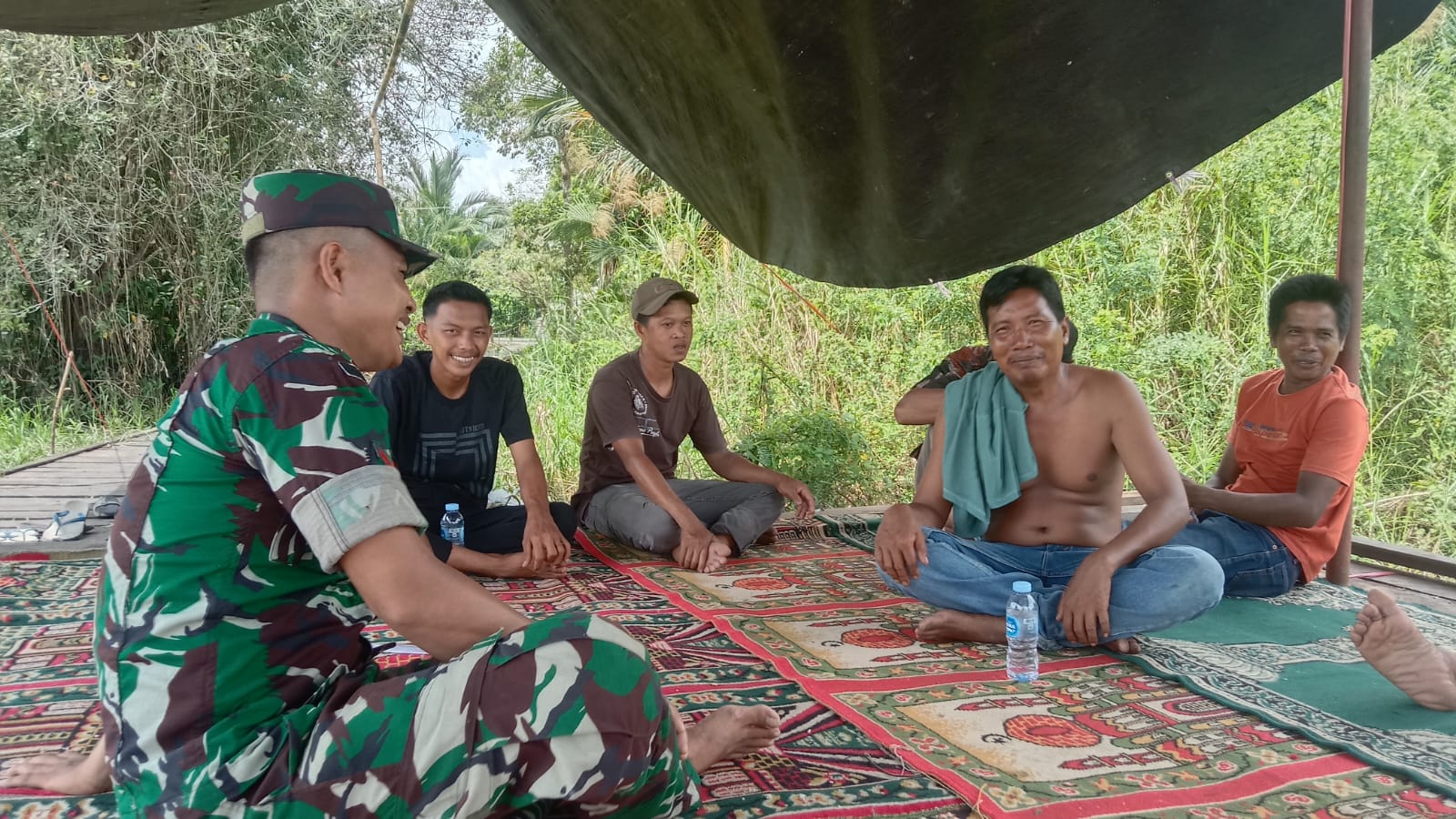 Komsos Babinsa di Desa Hapalah Wujudkan Kemanunggalan TNI dan Masyarakat
