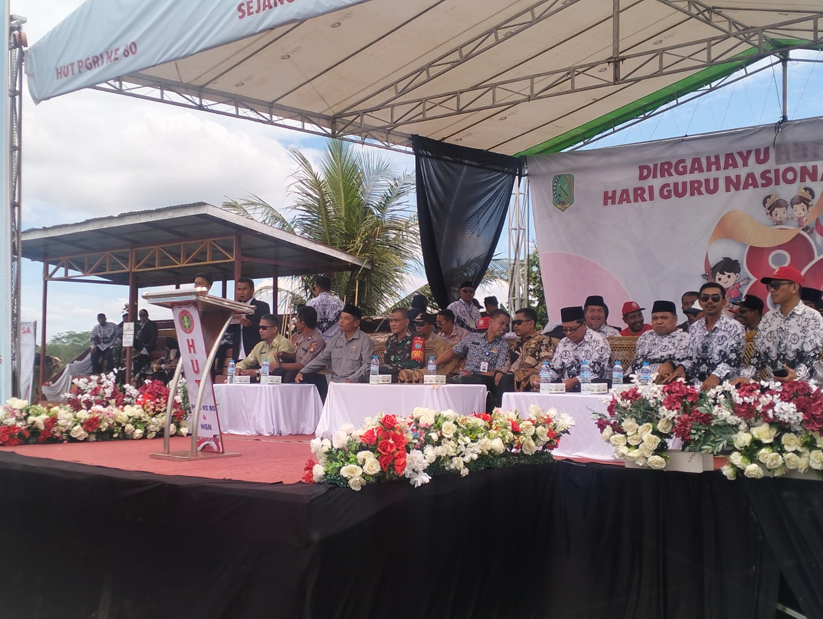 Anggota Koramil 02/Sejangkung Hadiri Penutupan Porseni Guru Dalam Peringatan Hari Guru Ke 80 Tahun 2025
