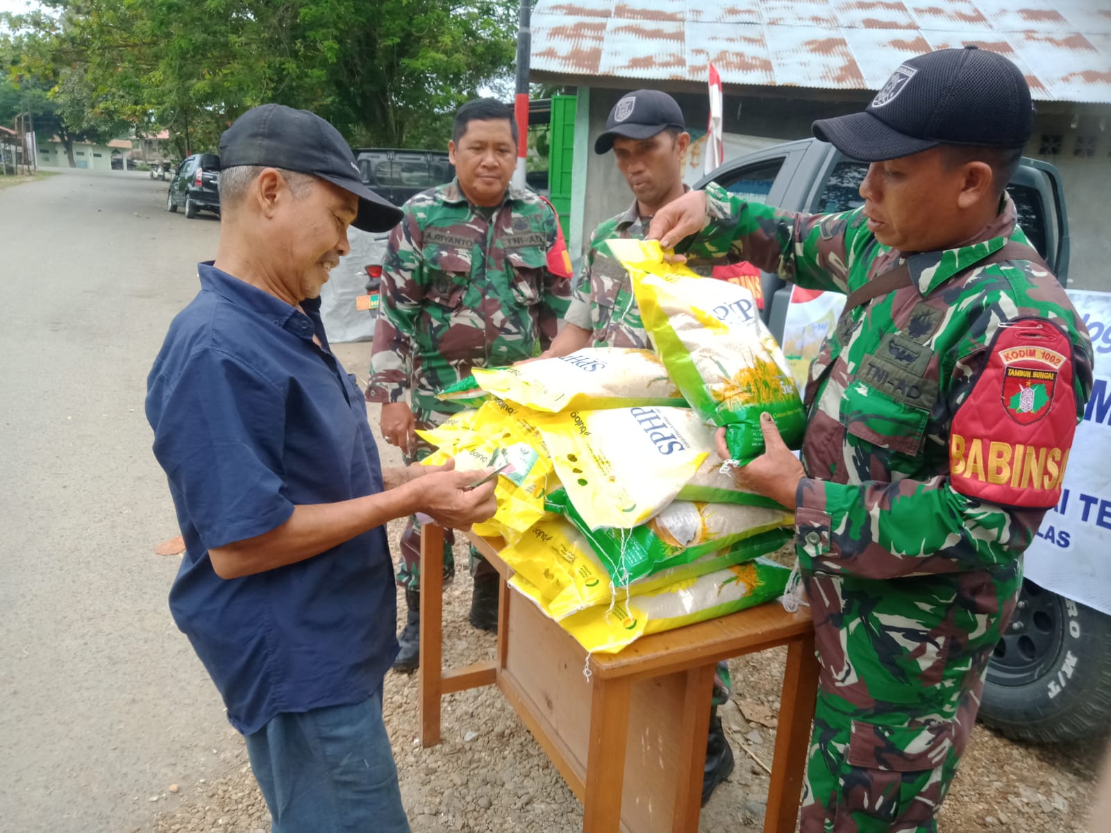 Kodim 1002/HST Distribusikan 11,8 Ton Beras SPHP, Warga Antusias