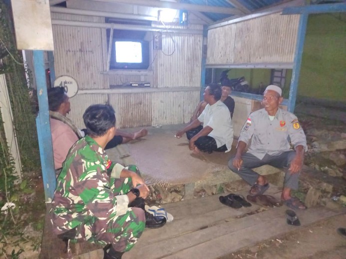 Wujudkan Lingkungan Aman, Babinsa Koramil 1002-06/Barabai Aktifkan Poskamling