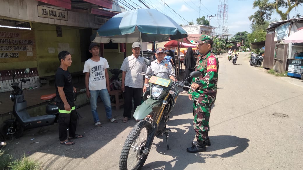 Patroli Rutin Babinsa Koramil 1008-06 Wujudkan Stabilitas Keamanan Wilayah