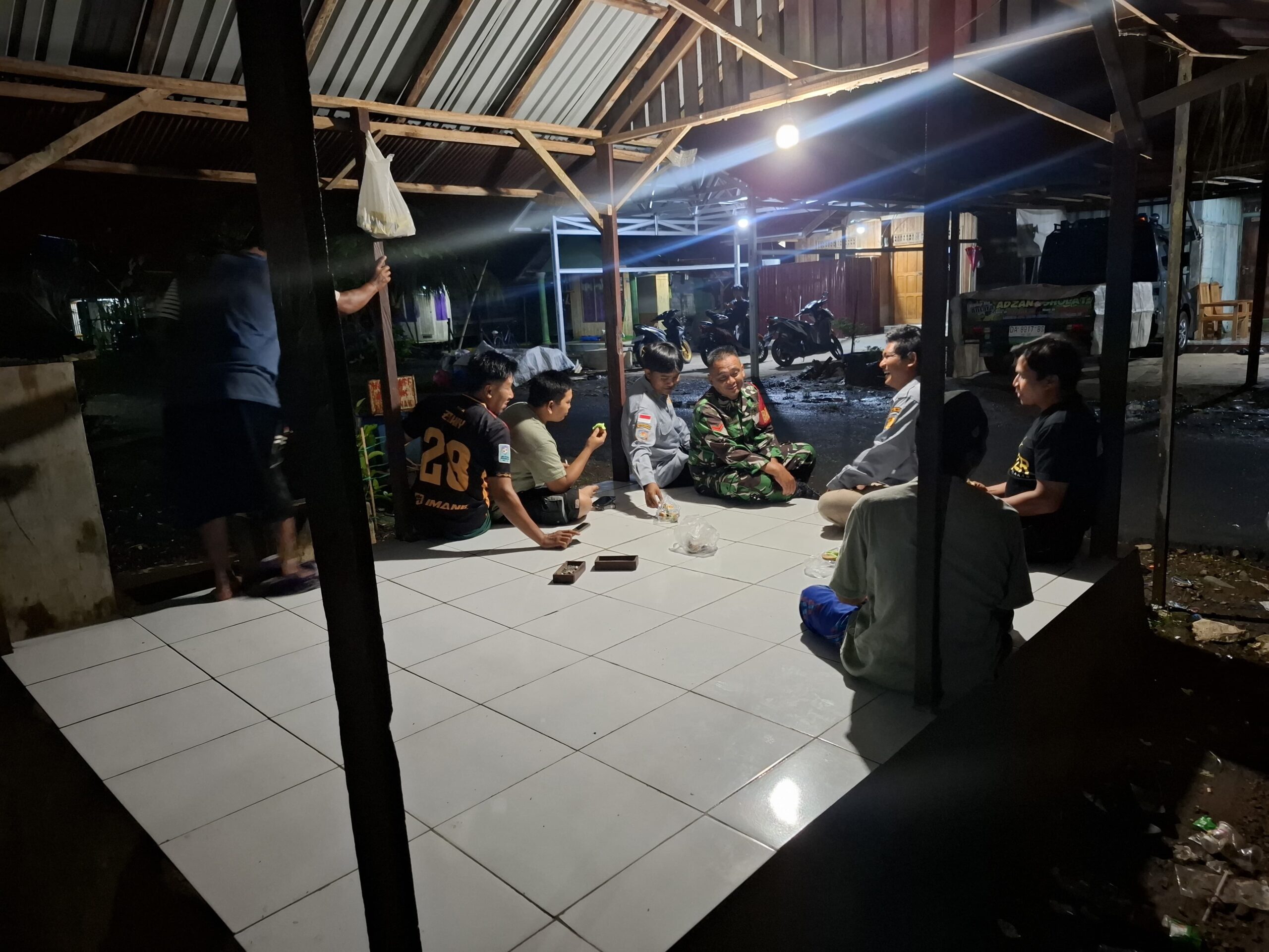 Babinsa Koramil 1002-01/Batang Alai Selatan Hadiri Poskamling di Desa Mahela