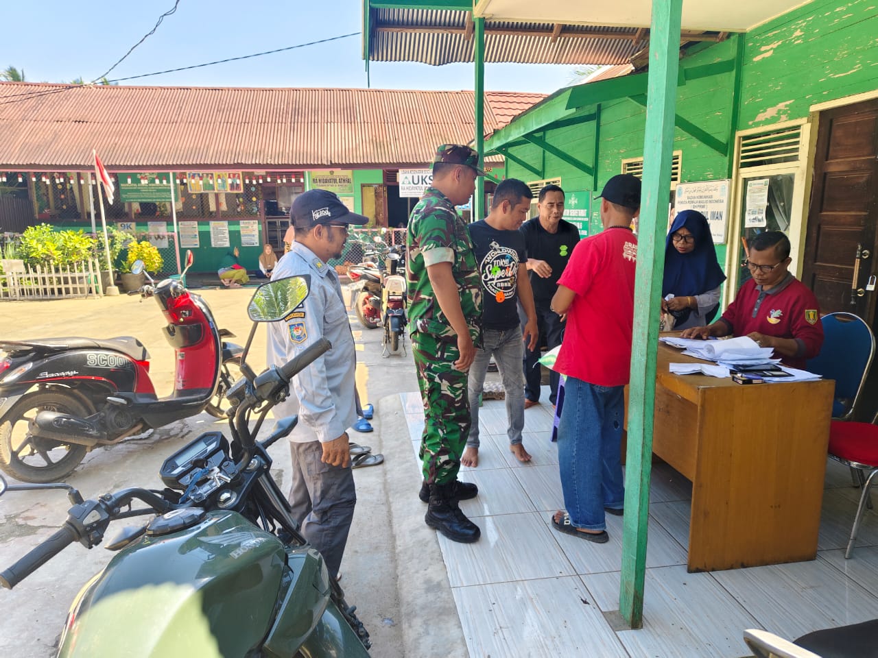Jaga Kamtibmas, TNI dan Komponen Masyarakat Laksanakan Patroli di Kecamatan Kelua