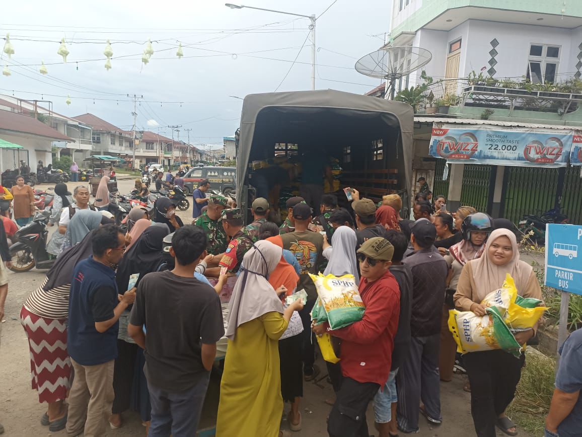 Dandim 1208/Sambas Dampingi Bupati Laksanakan Gerakan Pasar Murah Desa Penjajap