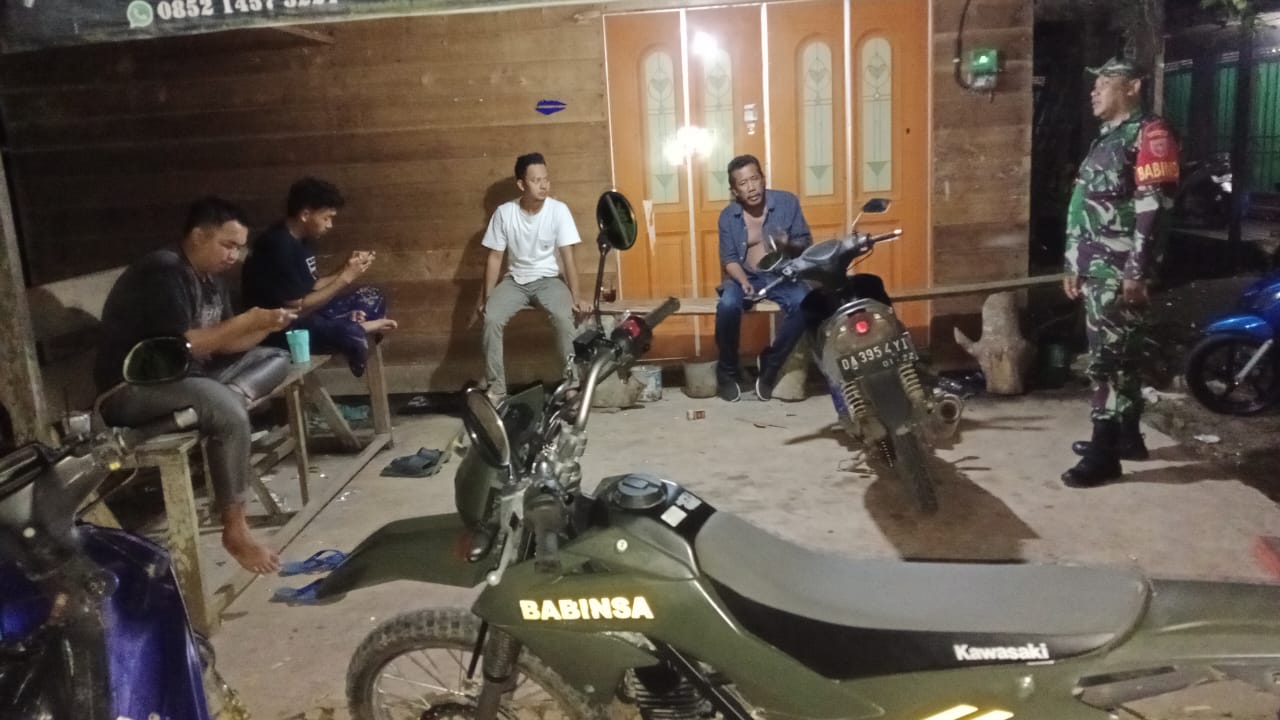 Rutin Laksanakan Patroli, Babinsa Banua Rantau Ajak Warga Peduli Keamanan