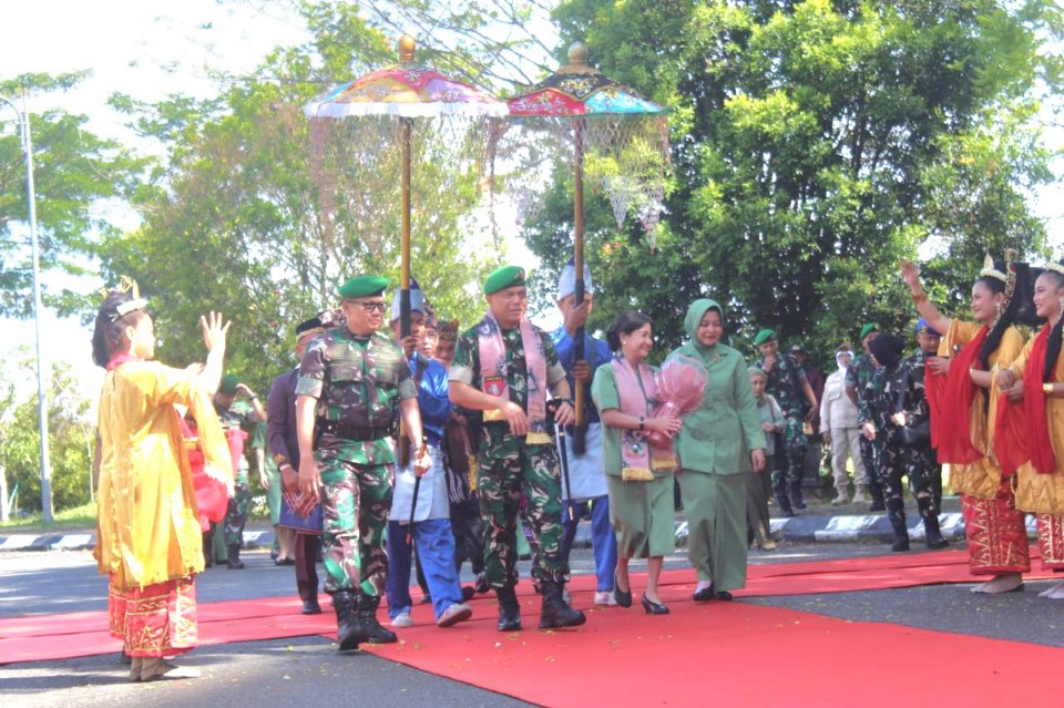 Dandim 1009/Tanah Laut Menghadiri Upacara Alih Kodal Korem 101/Ant Dari Kodam VI/Mulawarman