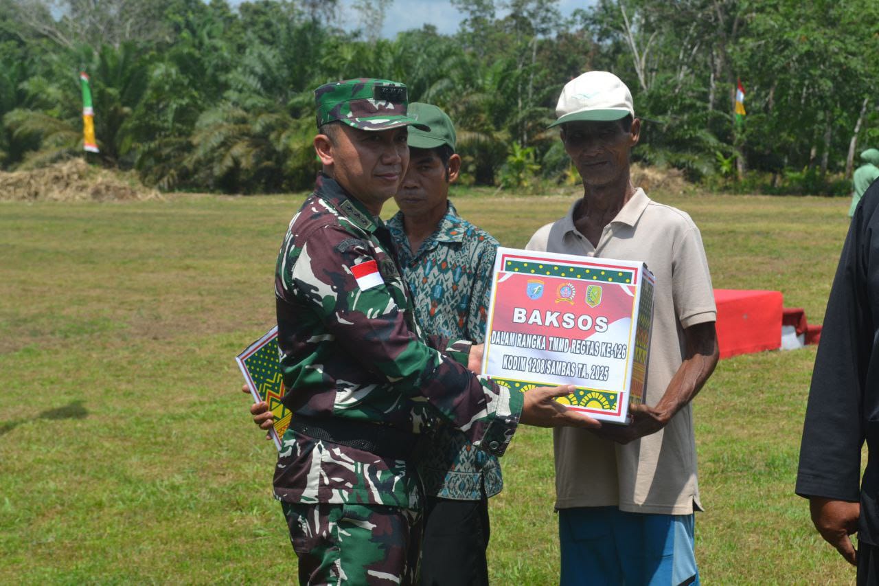 Kasi Ter Kasrem 121/ABW Beri Bingkisan Kepada Warga Kurang Mampu di Lokasi TMMD Ke-126 Kodim 1208/Sambas