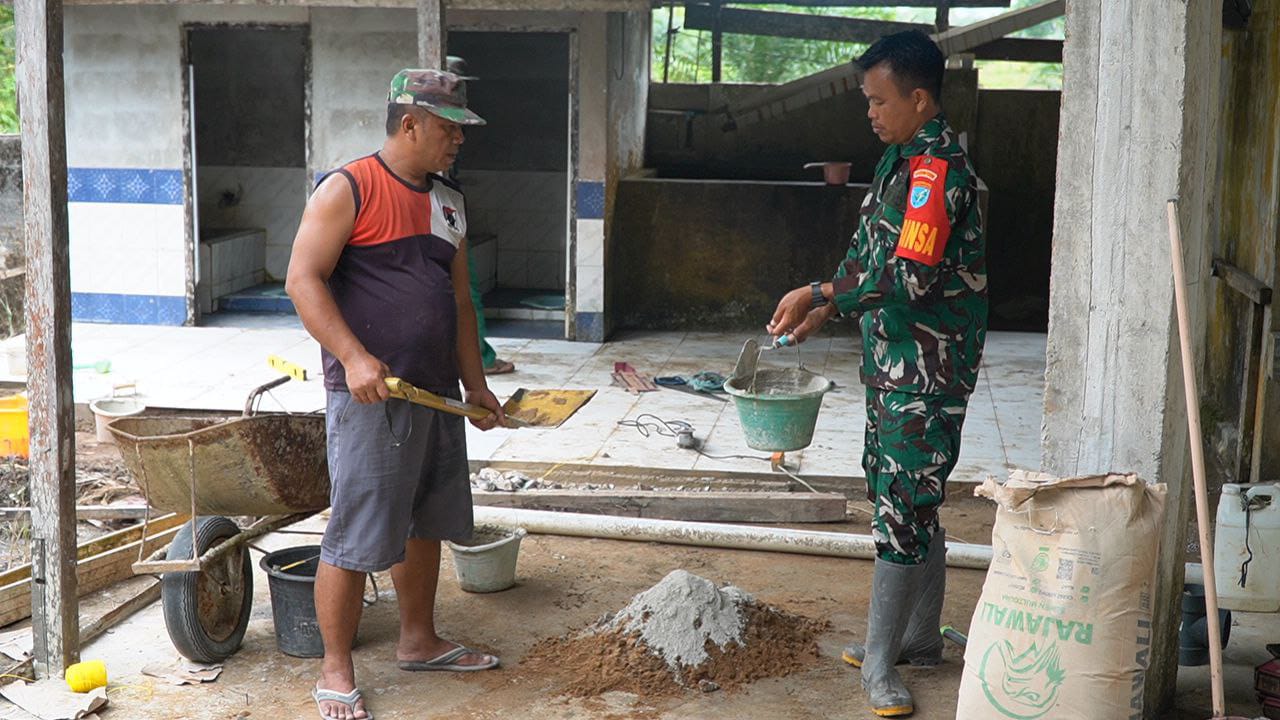 Warga Ucapkan Terima Kasih Kepada Satgas TMMD Regtas ke-126 Atas Pemasangan Keramik MCK Masjid Jami atul Muslimin
