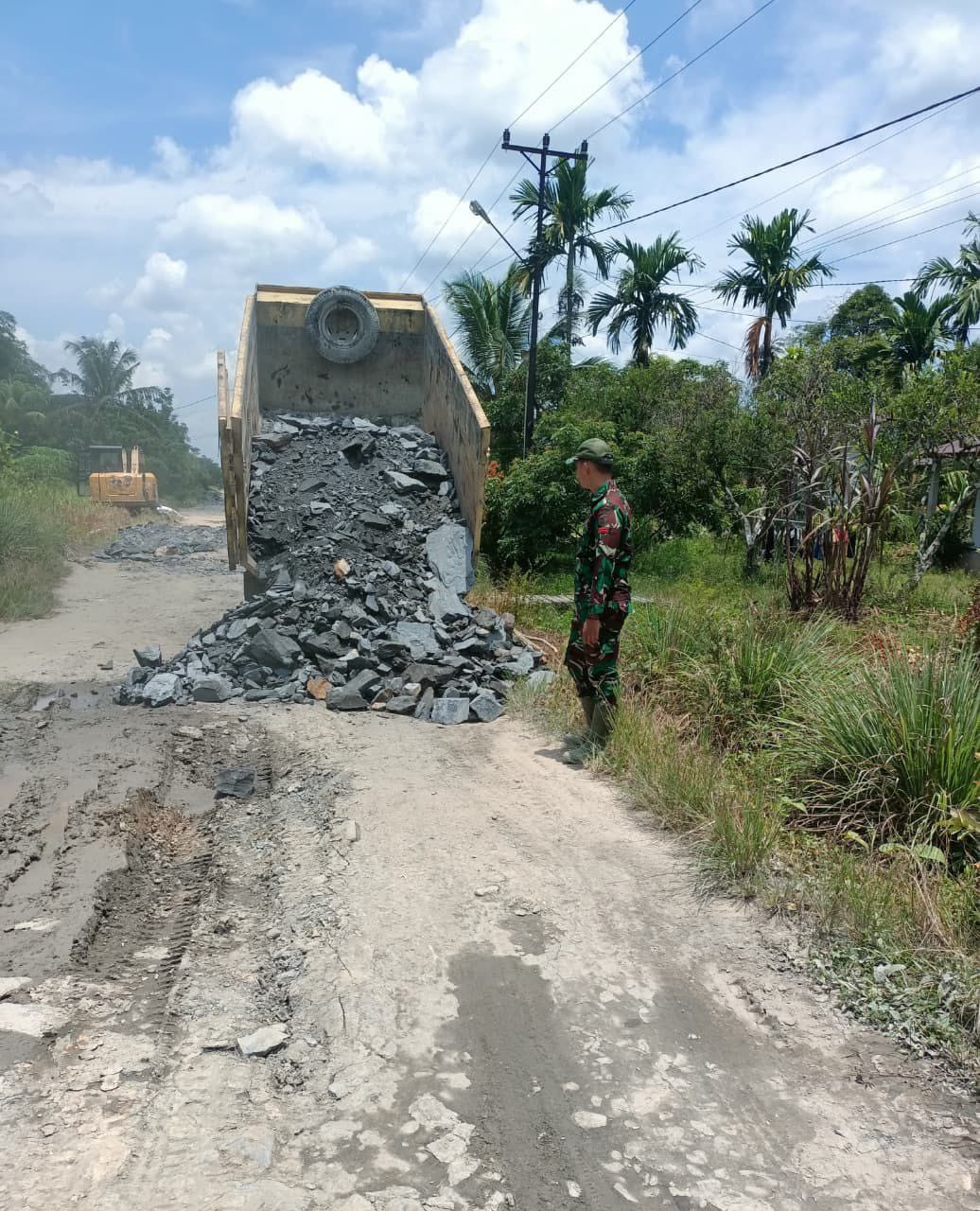 Satgas TMMD Regtas Ke-126 Kodim 1208/Sambas Awasi Pengerjaan Penimbunan Jalan Gunakan Alat Berat