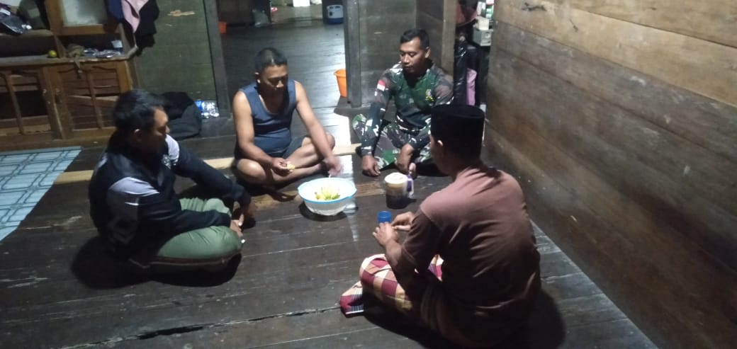 Anggota Satgas TMMD Regtas ke-126 Kodim 1208/Sambas Bincang Malam Bersama Warga