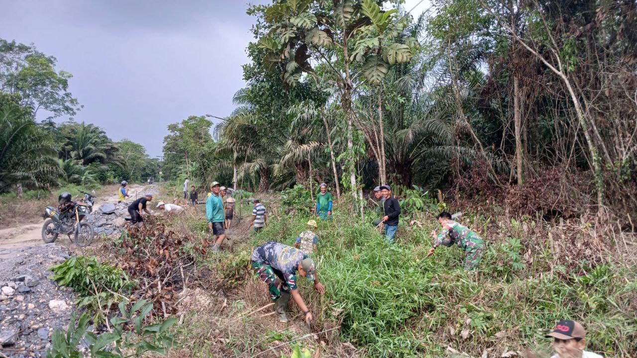 Satgas TMMD Regtas ke-126 Bersihkan Sekitar Jalan Yang Ditimbun