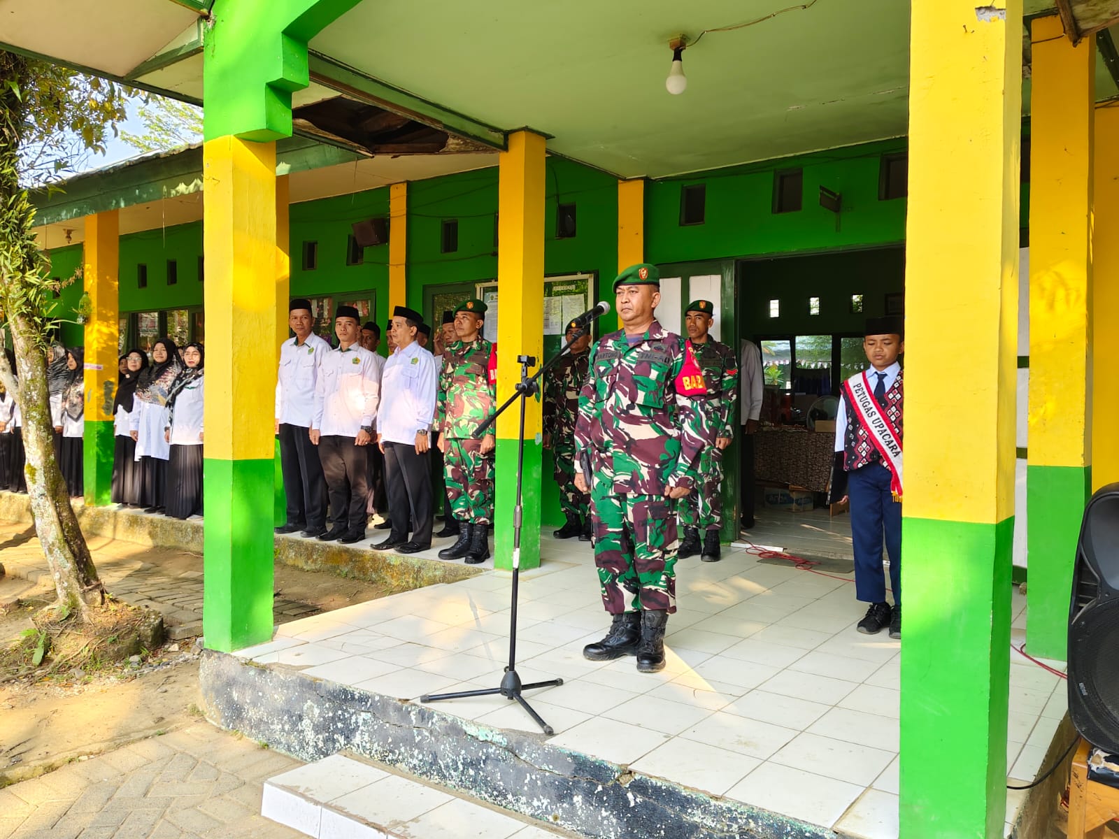 Wujudkan Generasi Berkarakter, Babinsa Koramil 1002-08/LAU Bina Siswa MTSN 3 HST