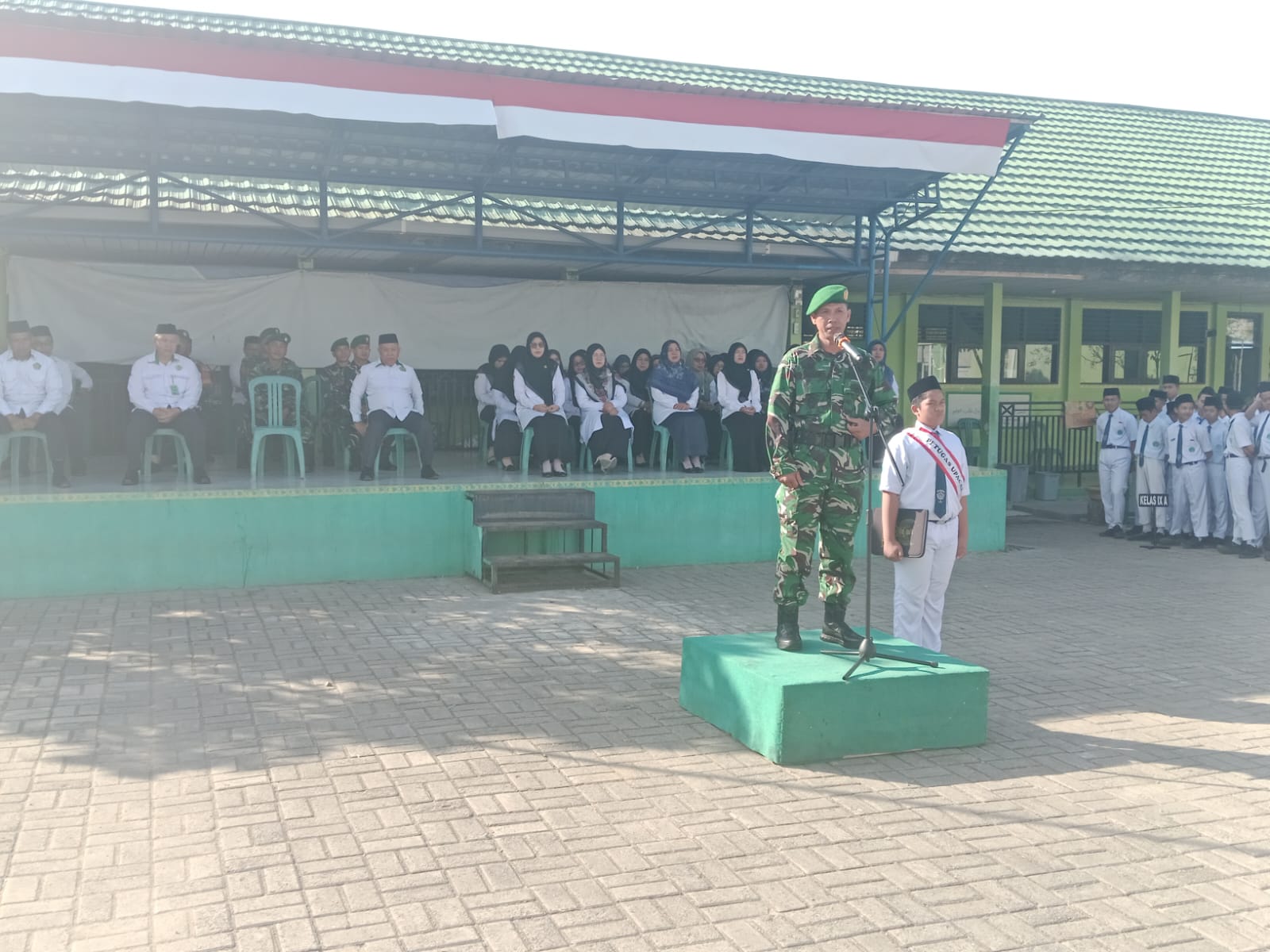 Wujudkan Generasi Muda Berkarakter, Danramil Barabai Bina Siswa MTsN 2 HST