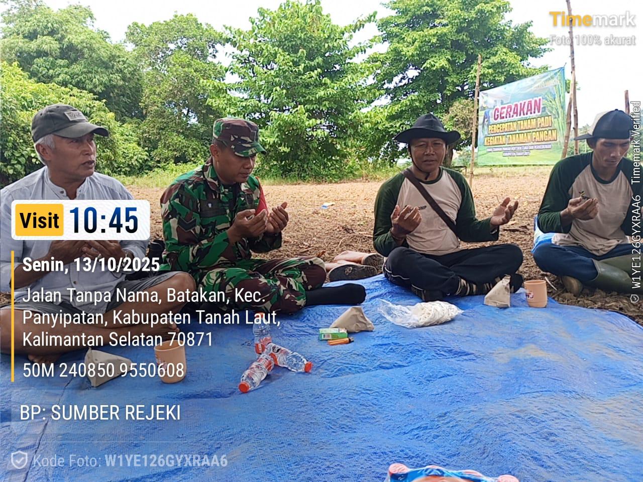 Sukseskan Gerakan Percepatan Tanam Padi Babinsa Kodim 1009/Tla Melaksanakan Pendampingan Kepada Petani