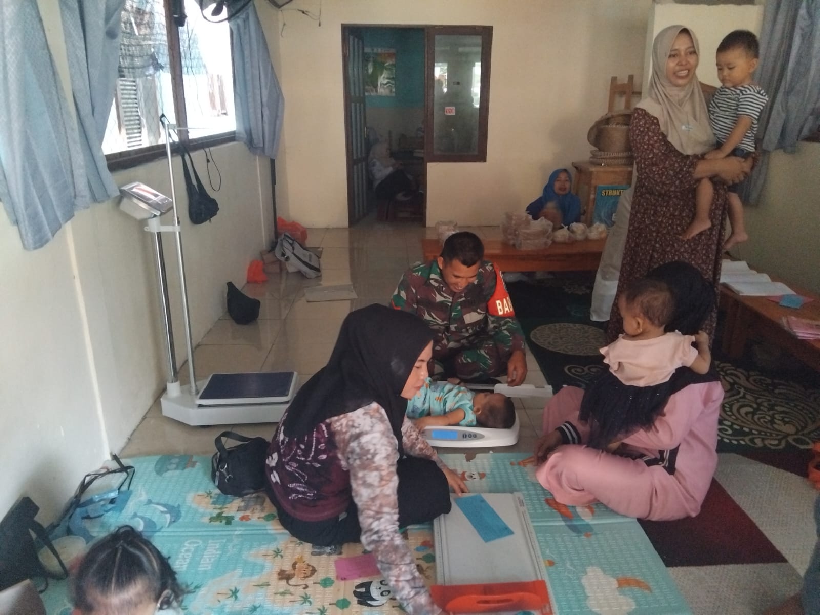 Babinsa Koramil 1002-01/Batang Alai Selatan Dampingi Kegiatan Posyandu Anggrek di Desa Anduhum
