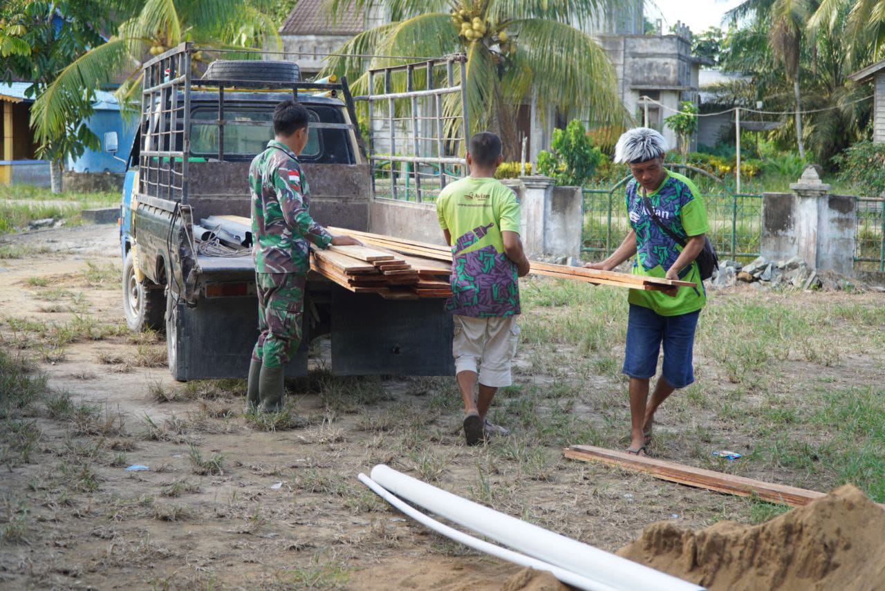 Satgas TMMD ke-126 Kodim 1208/Sambas Angkut Material Papan untuk Pembangunan Tempat Wudhu Masjid Jami’atul Muslimin