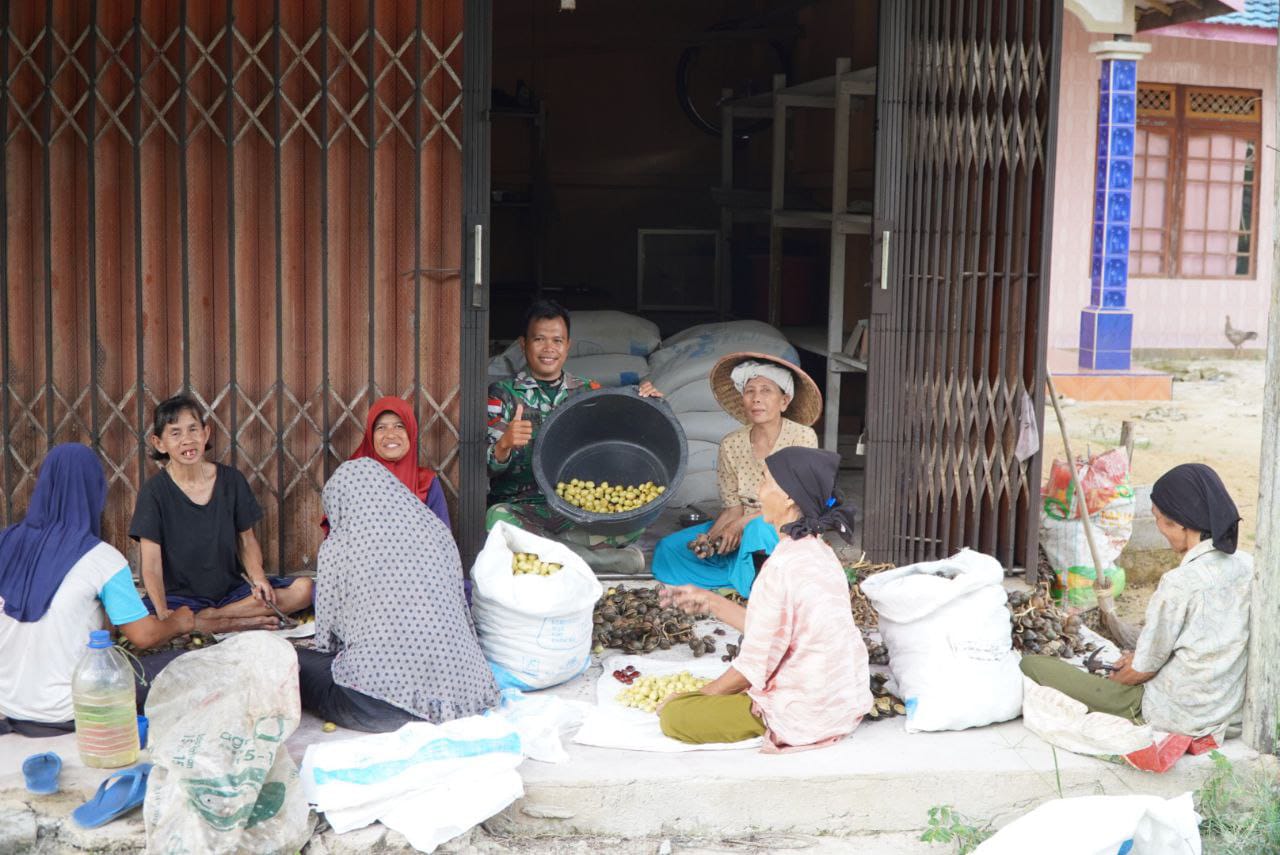 Satgas TMMD Regtas ke-126 Kodim 1208/Sambas Komsos Bersama Petani Jengkol di Lokasi TMMD
