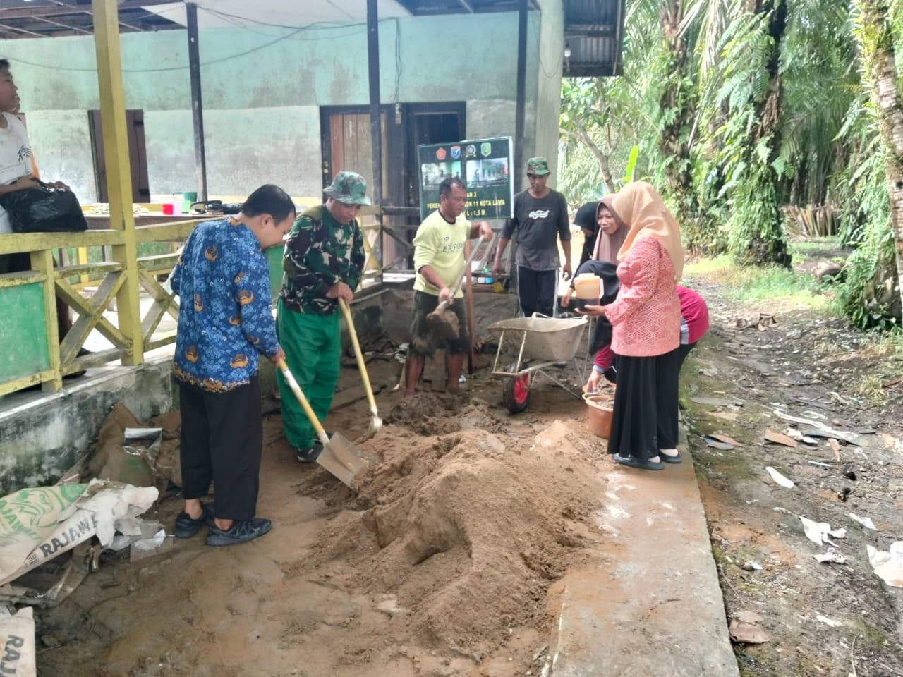 Dewan Guru Ikut Gembira Saat MCK Sekolah Direhab Satgas TMMD ke-126 Kodim 1208/Sambas