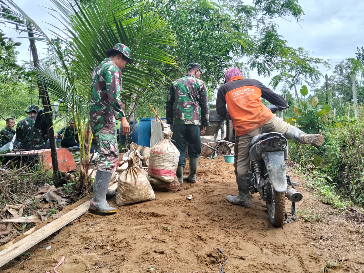 Satgas TMMD Regtas ke-126 Kodim 1208/Sambas Angkut Material Batu untuk Pembangunan Rabat Beton