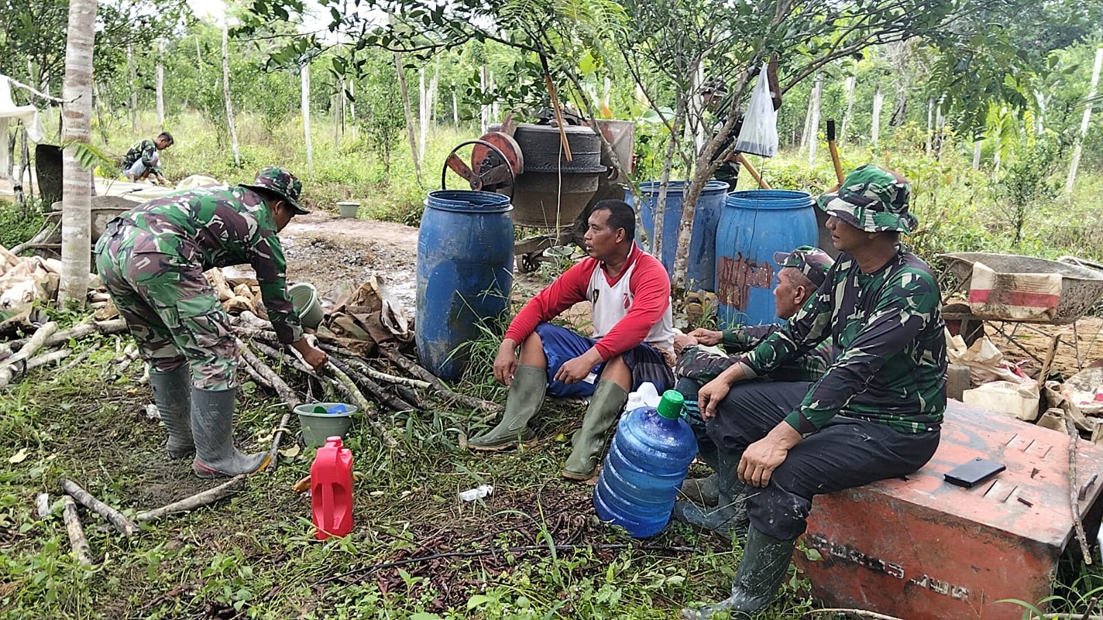 Ngobrol Santai Disela Waktu Isirahat Salah Satu Cara Satgas TMMD Regtas Ke-126 Kodim 1208/Sambas Jalin Keakraban Dengan Warga.