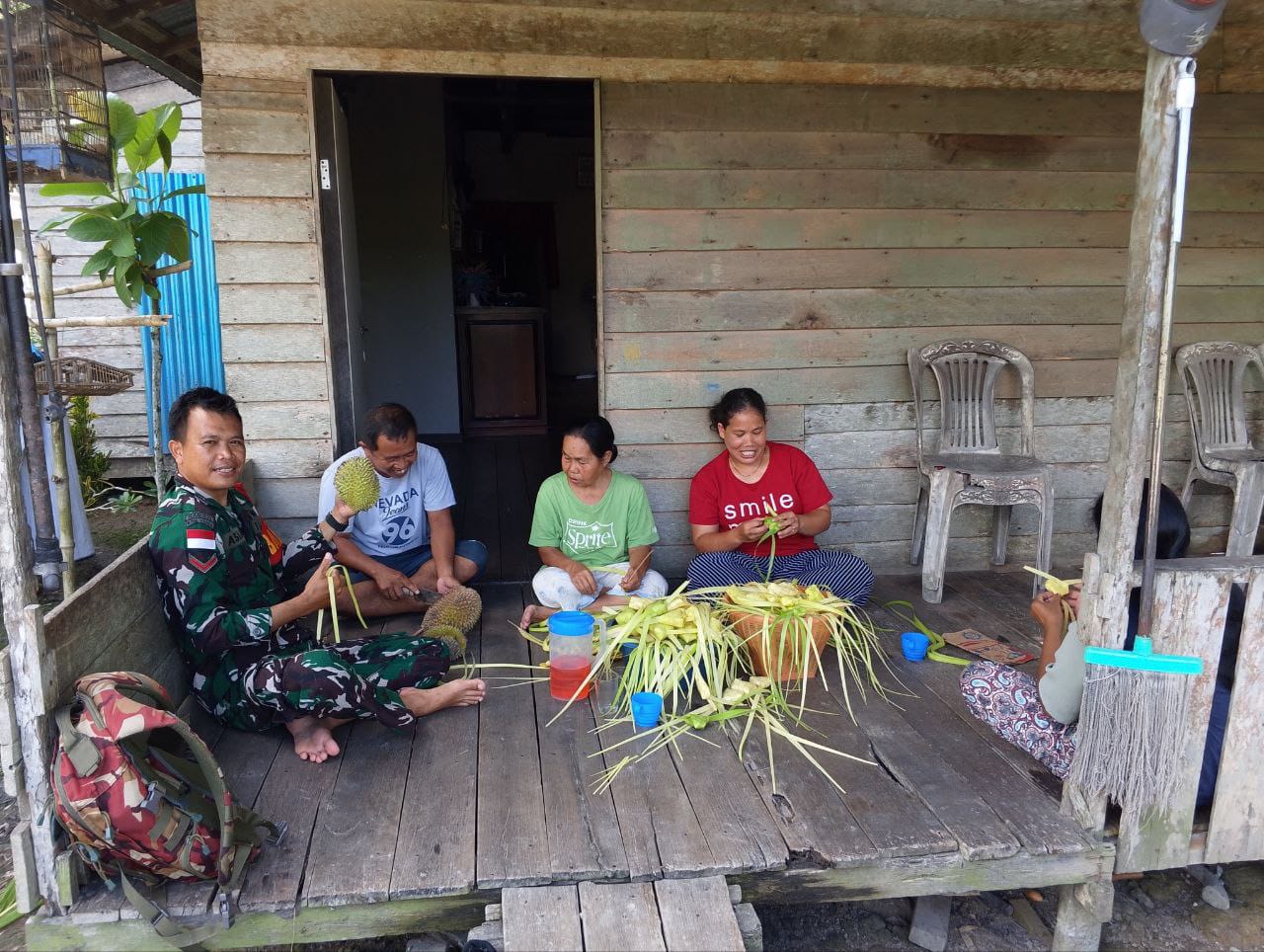 Satgas TMMD Ke-126 Kodim 1208/Sambas Jalin Silaturahmi Melalui Komsos dengan Warga Pembuat Ketupat