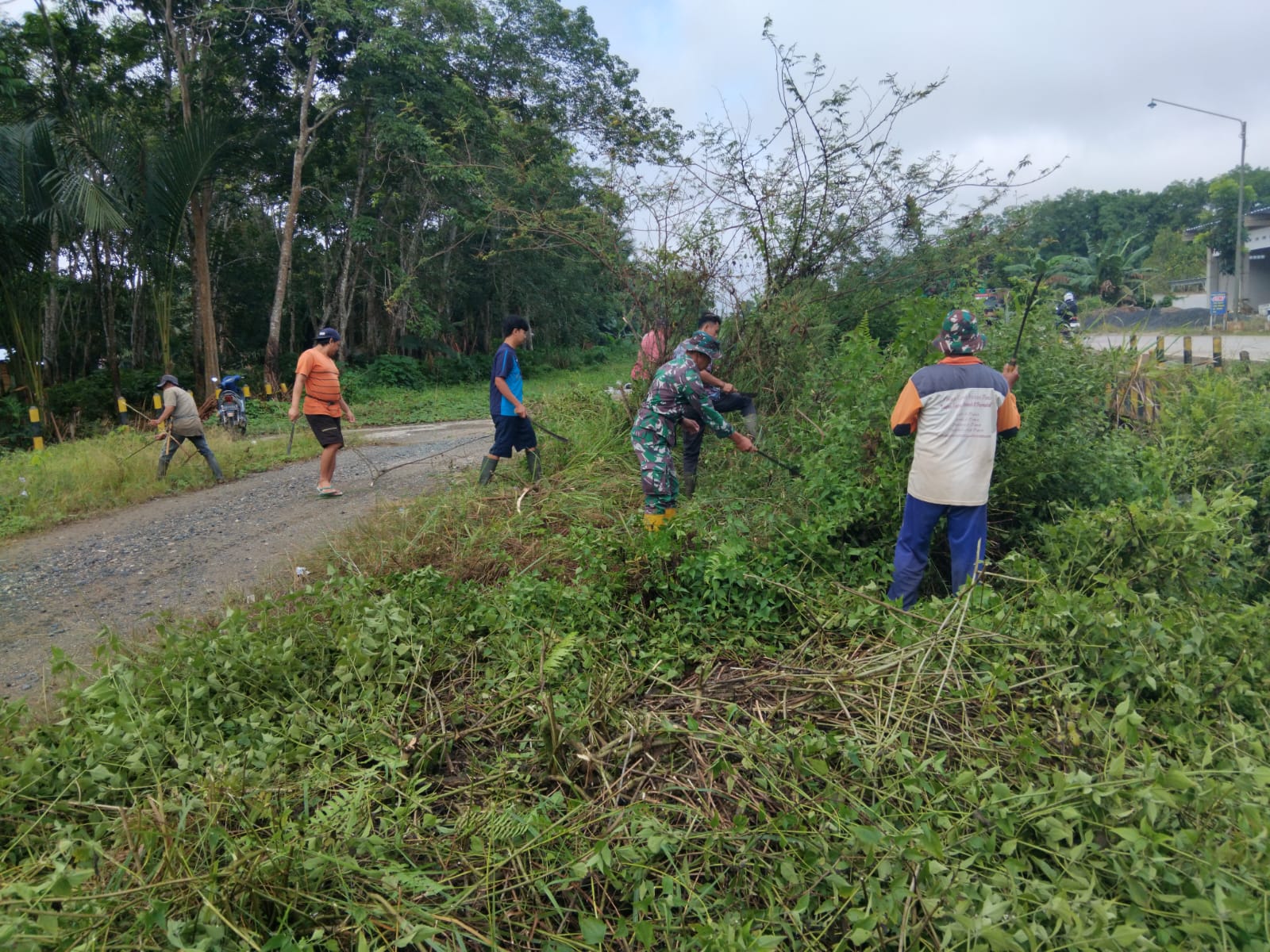 Karya Bakti PKTD, Koramil Batang Alai Selatan Bersama Warga Kapar Perbaiki Akses Jalan Desa