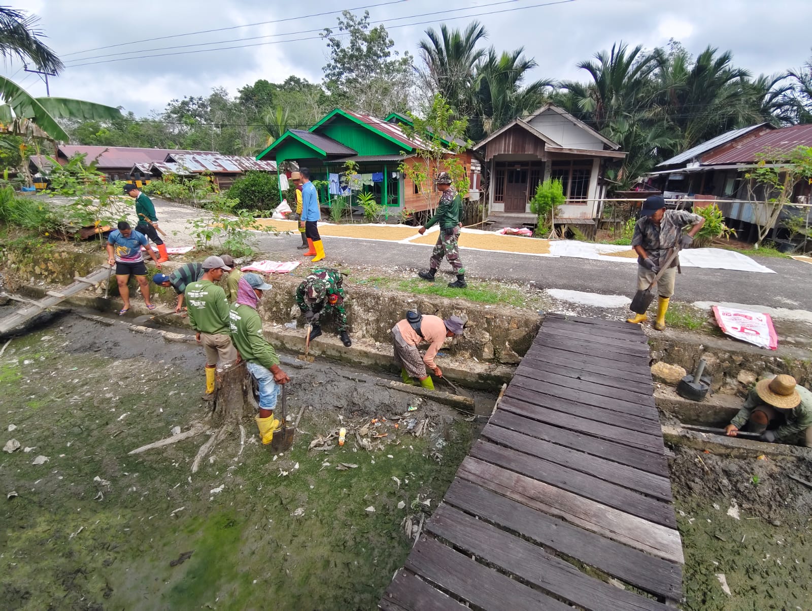 Koramil 1008-05/Kelua–Muara Harus Ajak Warga Madang Jaga Kebersihan Lingkungan